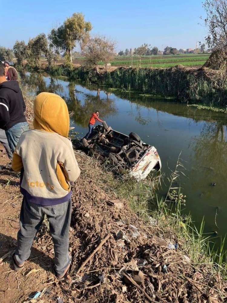 سقوط ميكروباص محمل بالركاب في احدي المصارف وانباء عن وجود العديد من الإصابات