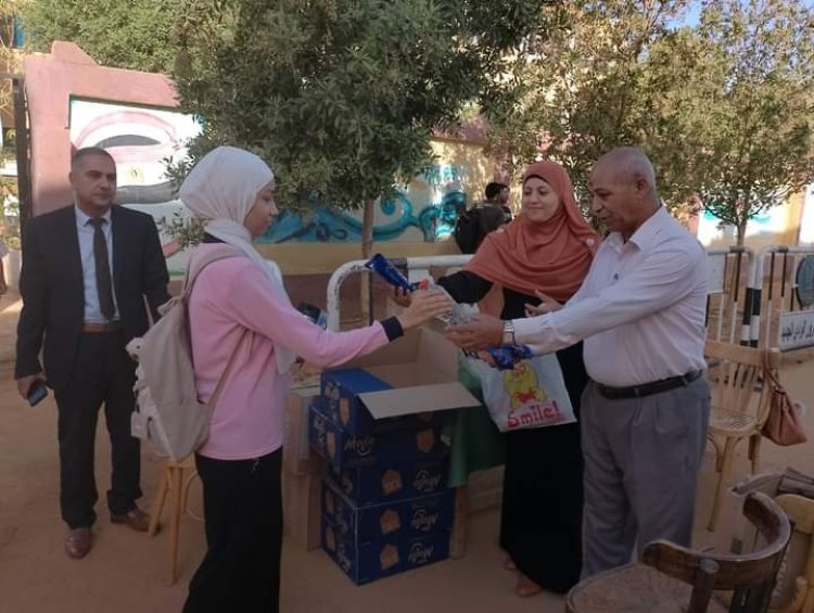 الوادي الجديد تقوم بتوزيع وجبات خفيفة لطلاب الثانوية العامة