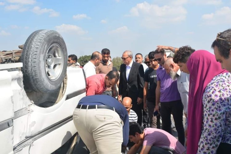 تصادم سيارة نقل وميكروباص تزامنا مع مرور محافظ القليوبية بمكان الحادث