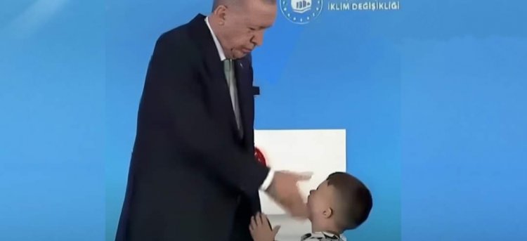 فيديو أردوغان يصفع طفلاً صغيراً بالقلم يثير غضباً شديداً